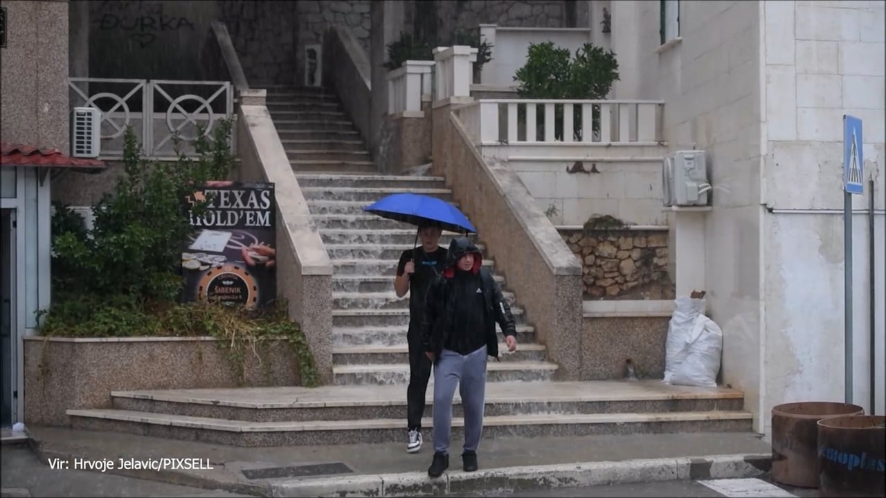 Rdeči alarm na Hrvaškem: močni nalivi se selijo na jug Dalmacije