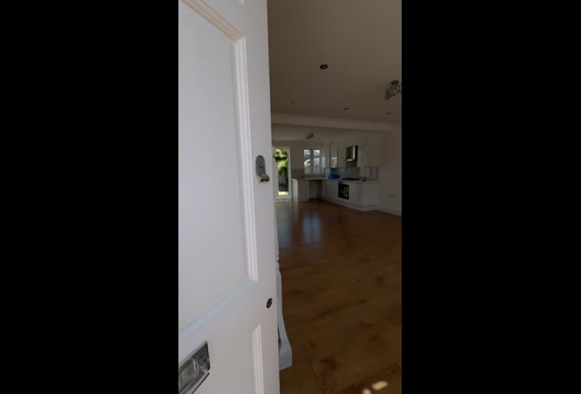 Newly Refurbished House with Garden|E17 Main Photo