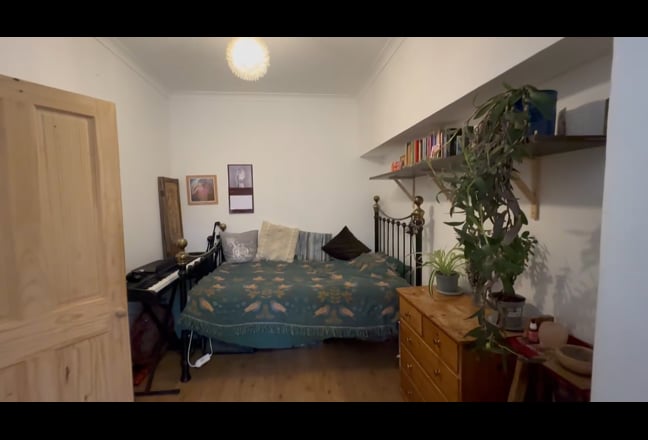 Lovely studio flat with own entrance &  garden Main Photo