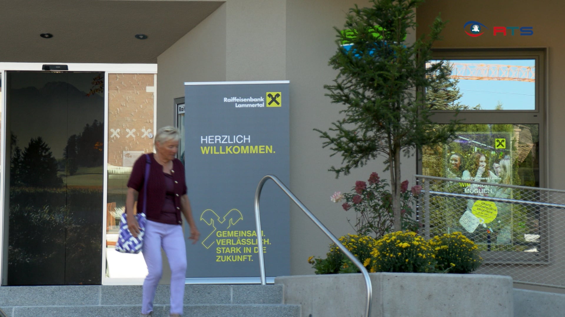 neueroeffnung-nach-umbau-raiffeisenbank-lammertal-feiert-in-abtenau