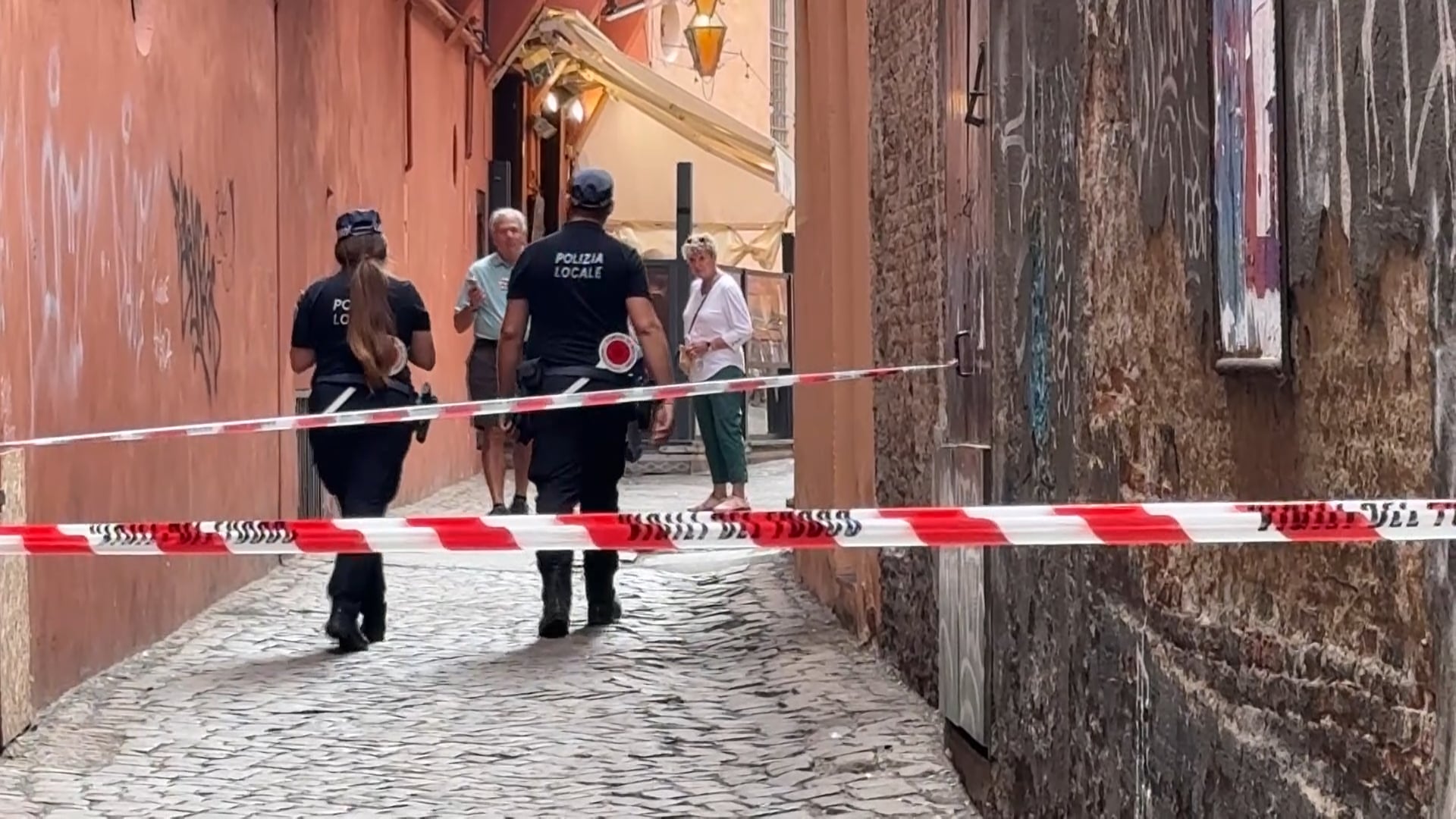 Vicolo Alemagna chiuso al traffico per timore di caduta calcinacci