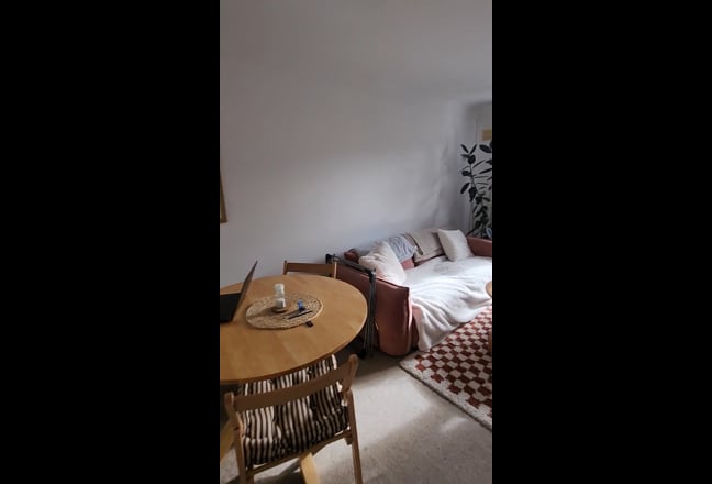 1 double room in 2bed flat-3 min to Sale Tram stop Main Photo