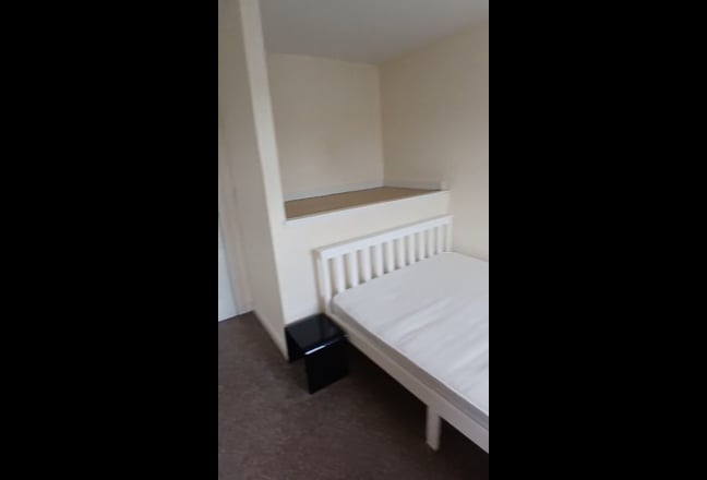2nd Floor, Double Bedroom with Ensuite  Main Photo