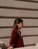 Vidéo: Manteau midi en velours rouge avec encolure croisée