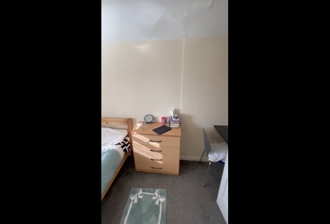 Sunny double room in central Cowley  Main Photo