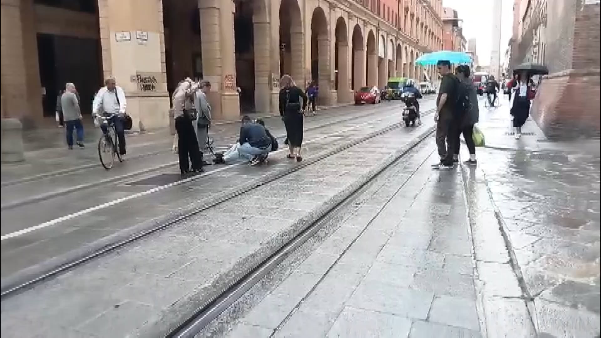 Via Ugo Bassi, ancora una caduta dalla bici