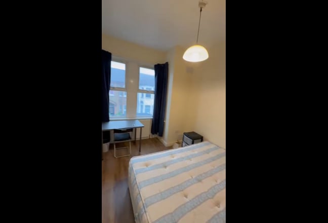 Room to Let – Custom House – Bills Included Main Photo