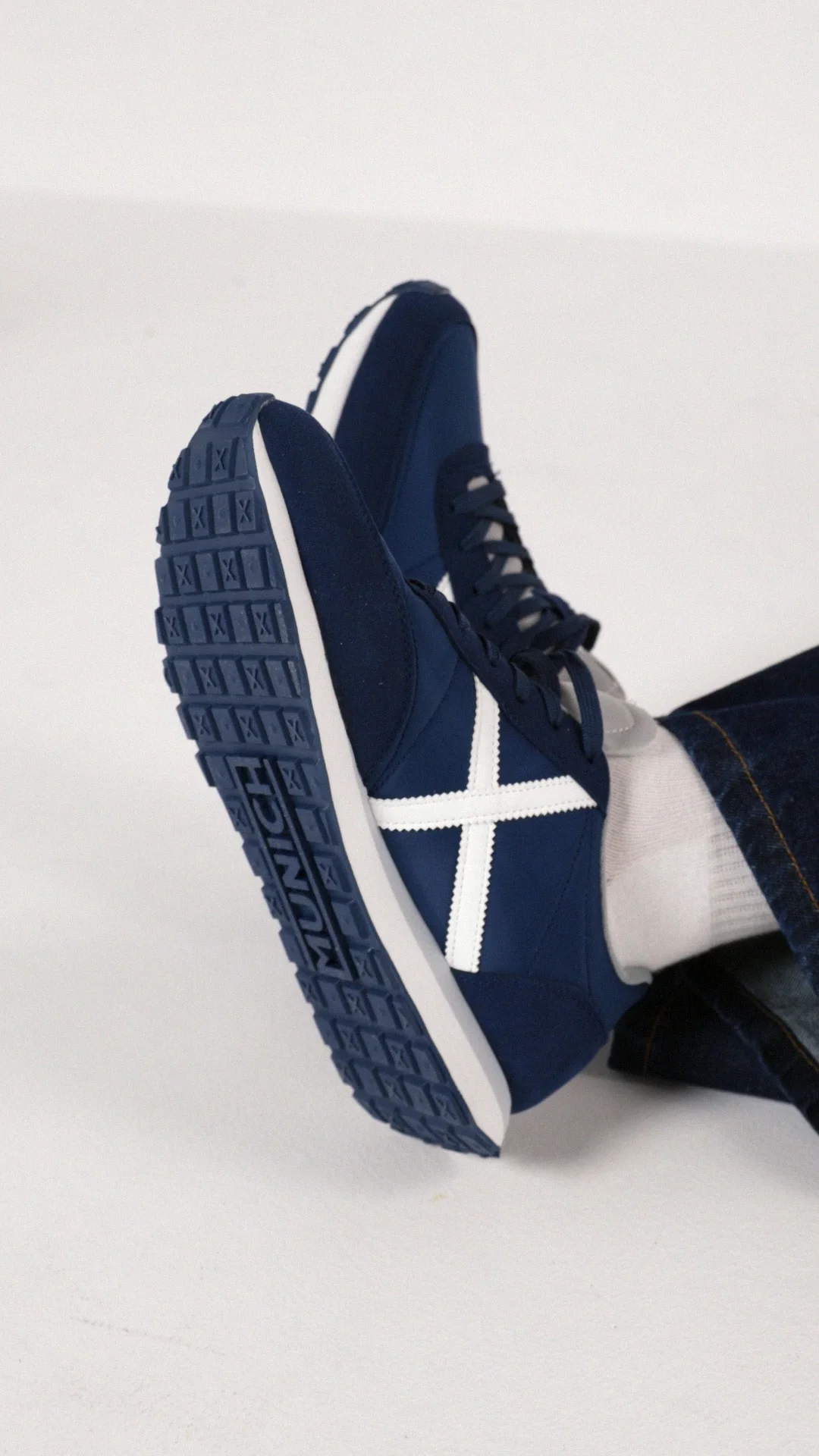 Navy Blue and White Retro Running Sneakers | MUNICH RUSH 01