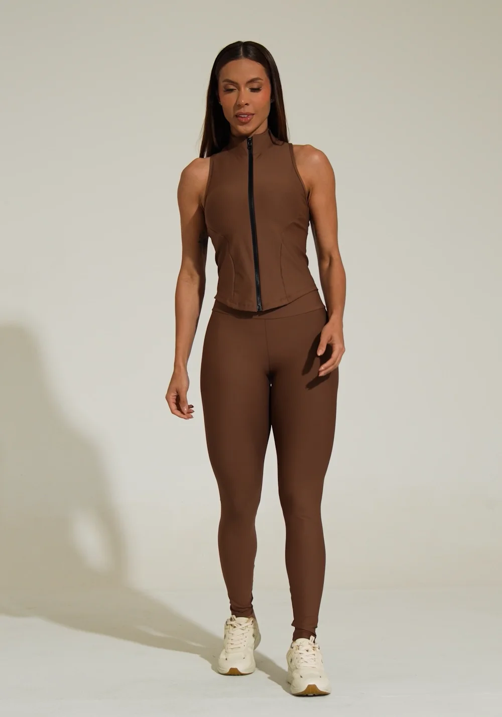 Colete fitness feminino marrom com zíper e recortes aura dlk