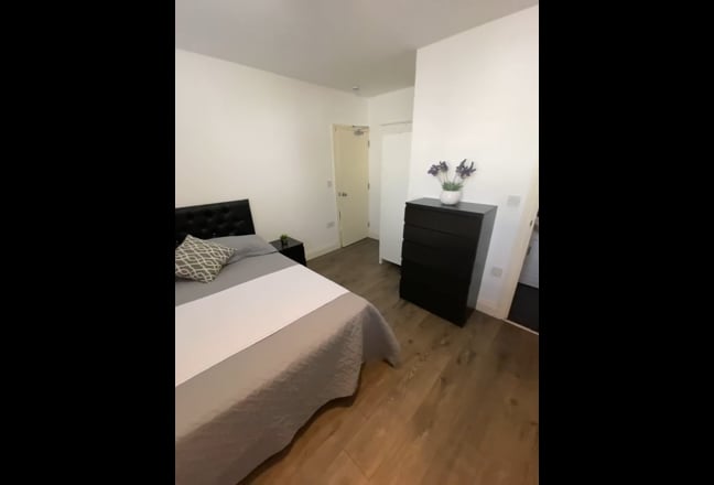 Large En-suite Room close to Station Main Photo