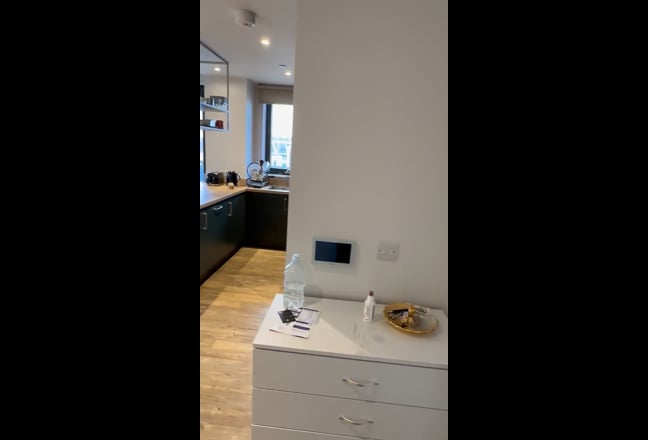 Huge En-suite in a Stylish Modern Flat Main Photo
