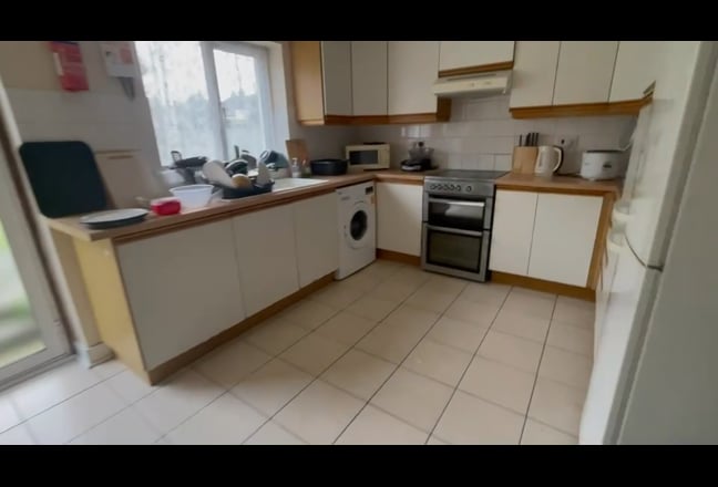 Room available in a house with 3 students Main Photo