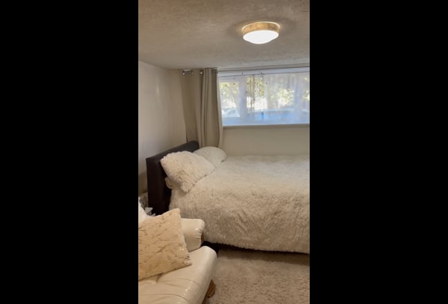 Cosy and spacious self contained room for rent  Main Photo