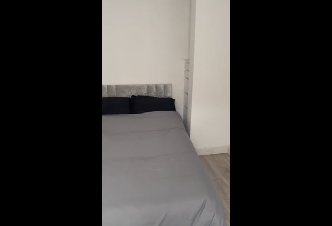 SEE VIDEO- 1 ensuite rooms own shower+toilet NN1 Main Photo