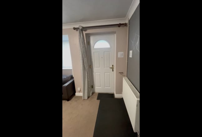 Large studio room bills inclusive  with  parking. Main Photo