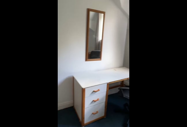 Spacious Double Room Available Just 10 mins walk. Main Photo