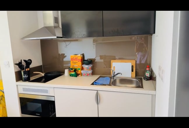 Video 1: KITCHEN AND DOUBLE BED