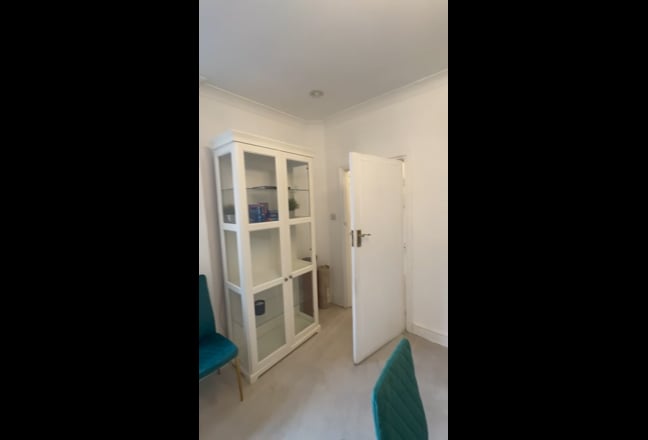 Large one bedroom with separate study Regents Park Main Photo