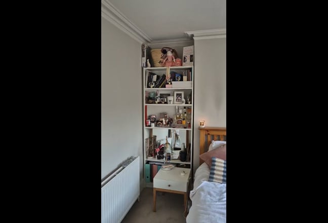 Primary bedroom available in friendly houseshare Main Photo