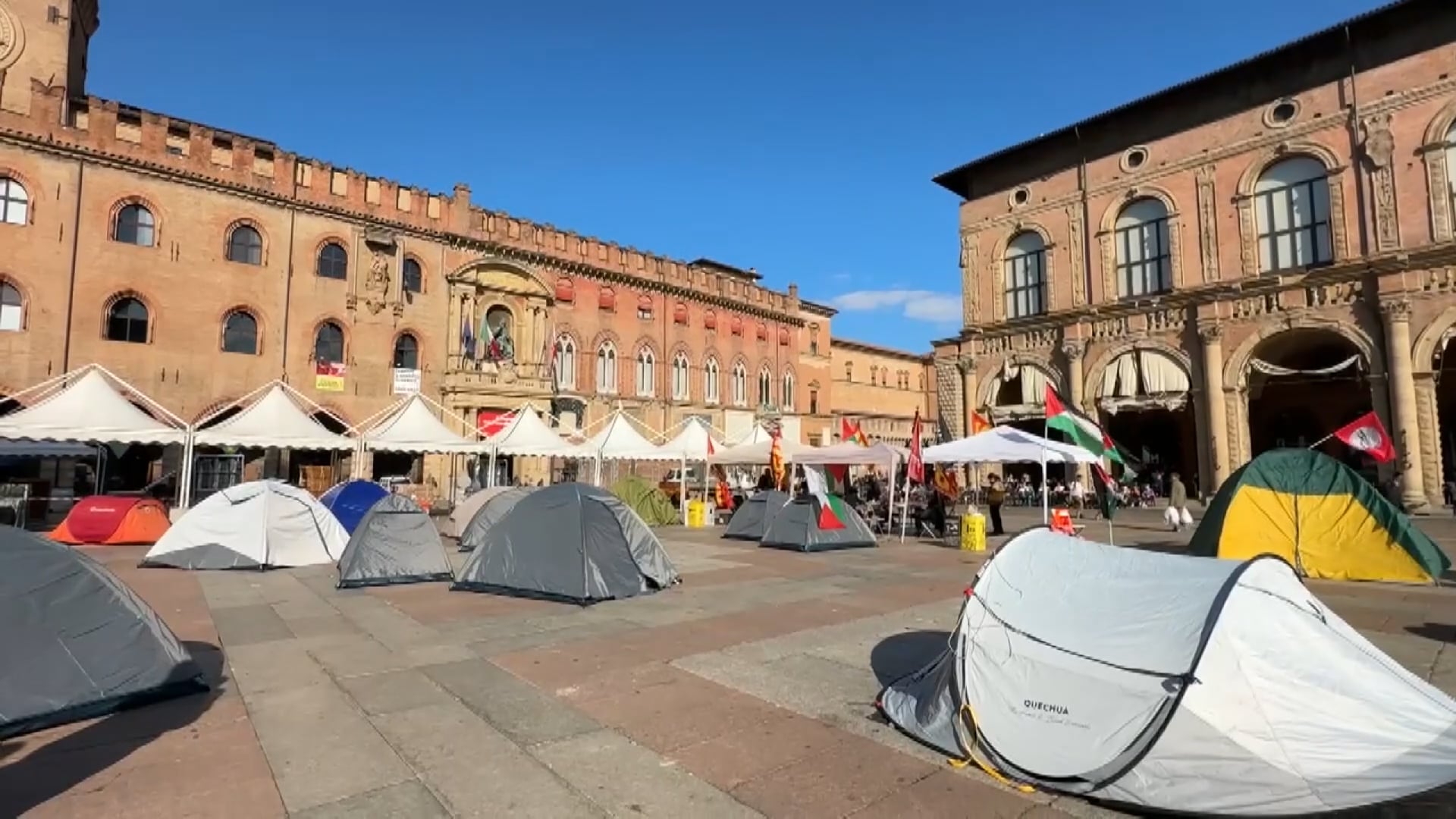 Le tende per Gaza sono in piazza Maggiore, nel cuore della città