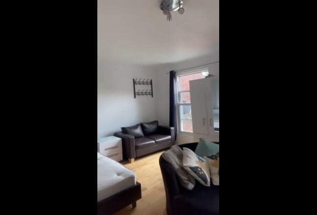 Huge Double room close to Wimbledon Park asap!  Main Photo