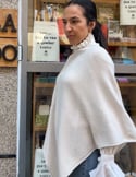 Vídeo: Poncho para invitada beige