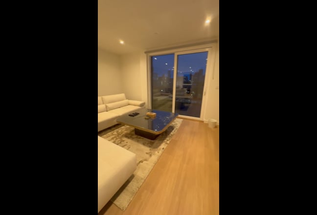 Luxury Living @ Heron Wharf E14  Main Photo