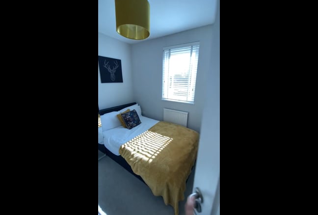 Stylish Double Bedroom | Two Bathrooms | All Bill Main Photo