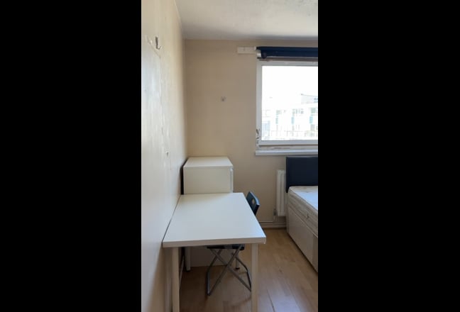 🔥 Bright room available now in E&C🔥 Main Photo