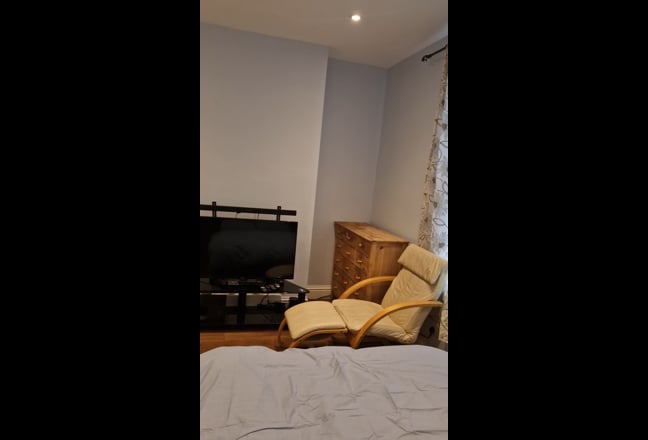 Newly refurbished room for rent in Victorian House Main Photo