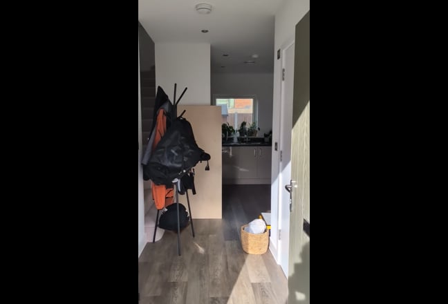 Large double room in new build house with parking  Main Photo