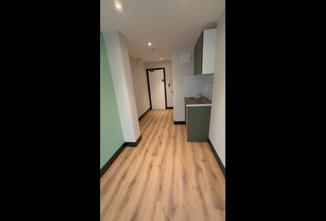 Newly refurbished studio and en suites Main Photo