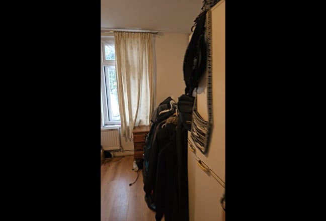 3 rooms available to rent in a 5 bedroom house Bow Main Photo