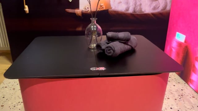 A portable & spacious table to gather around - Expand PodiumCase XL closed