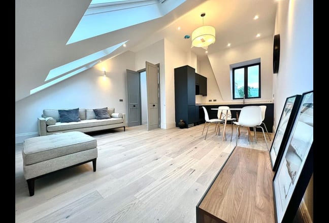 Modern Two Bed with Balcony in Earlsfield  Main Photo