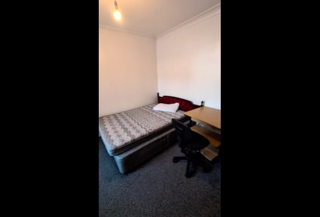 Spacious Double Room (Ensuite) Main Photo