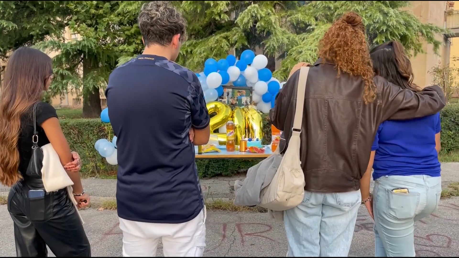 Una torta per Bader nel giorno del suo 20esimo compleanno