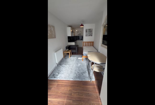 Studio flat -bills included-Rare to the market  Main Photo