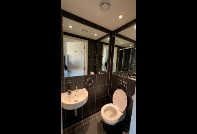 Modern En-suite Room with Stunning City View  Main Photo