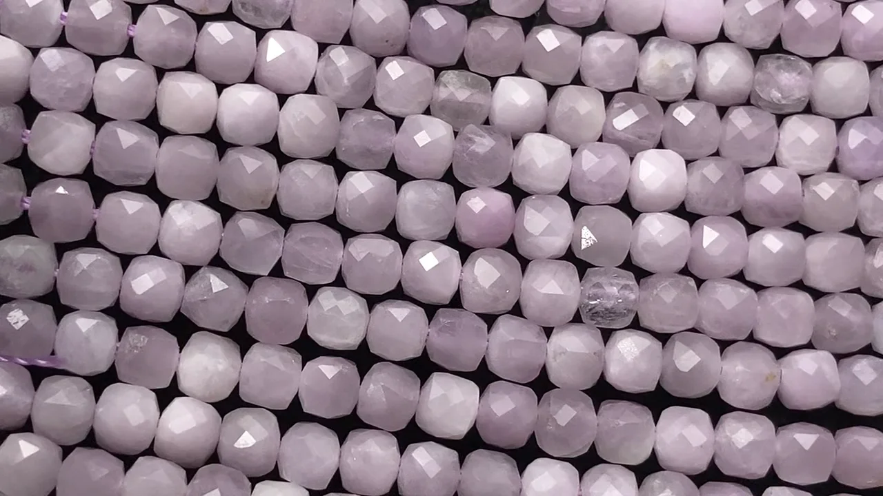 クンツァイト キューブカット4×4×4mm 1連｜天然石ビーズの卸問屋・通販