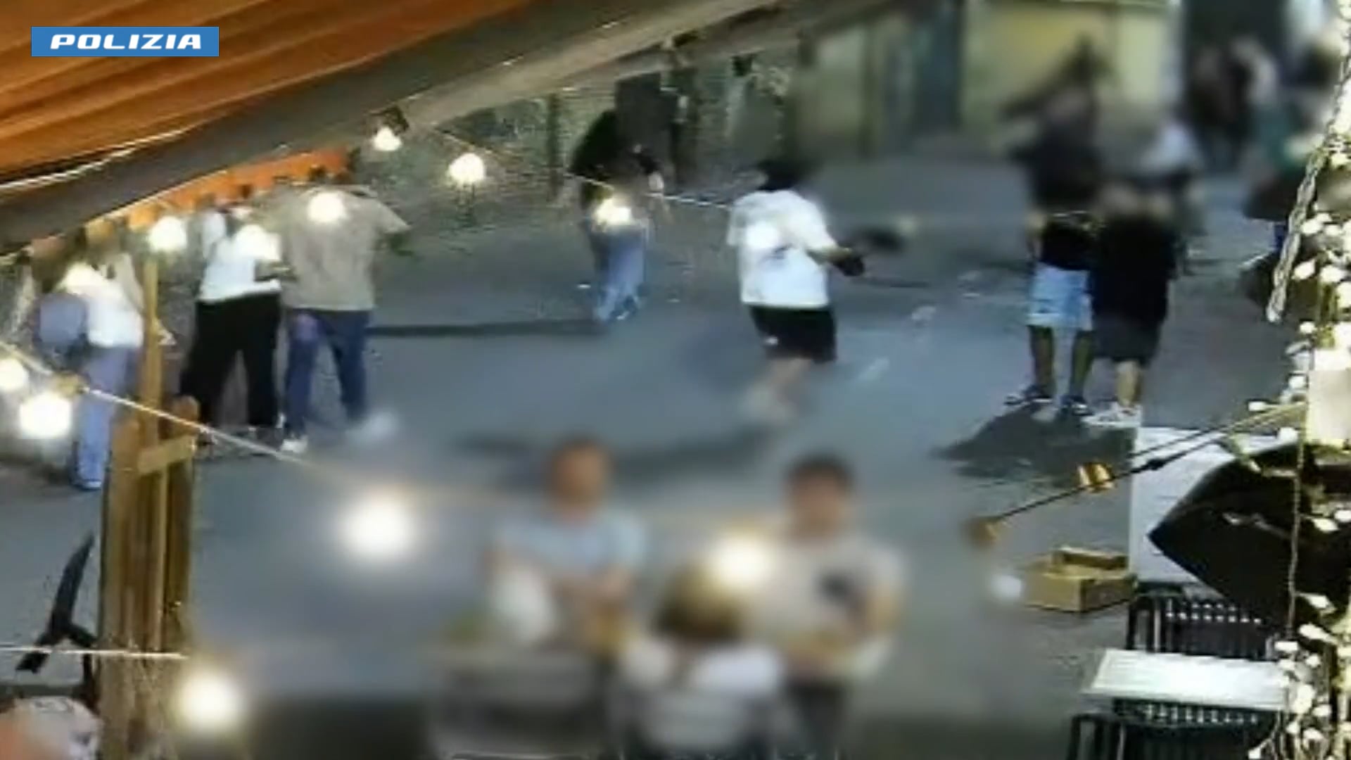 Rapine e scippi in centro a Bologna, la polizia ferma otto persone