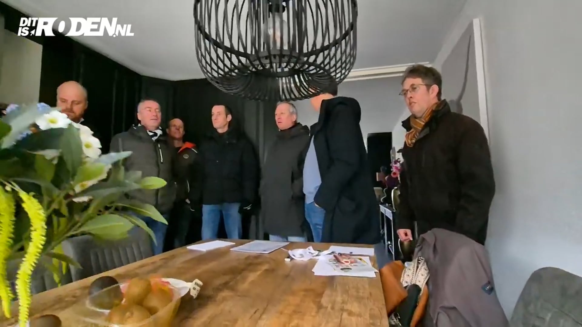 Oud teamgenoten Roden 9 halen (oud-voorzitter) Hans van huis voor feestelijk afscheidsfeest.