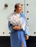 Vídeo: Estola de pluma de avestruz gris para invitada