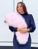 Vídeo: Estola de pluma de avestruz rosa para invitada