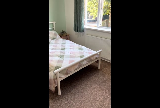 Large Ensuite Room Main Photo