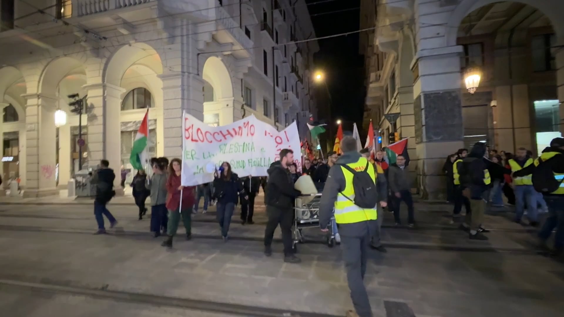 Flotilla: corteo notturno a Bologna fino alla stazione. Viali bloccati e cassonetti in fiamme. Tensione con la polizia