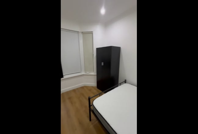 A Double Bedroom At Leytonstone. Main Photo