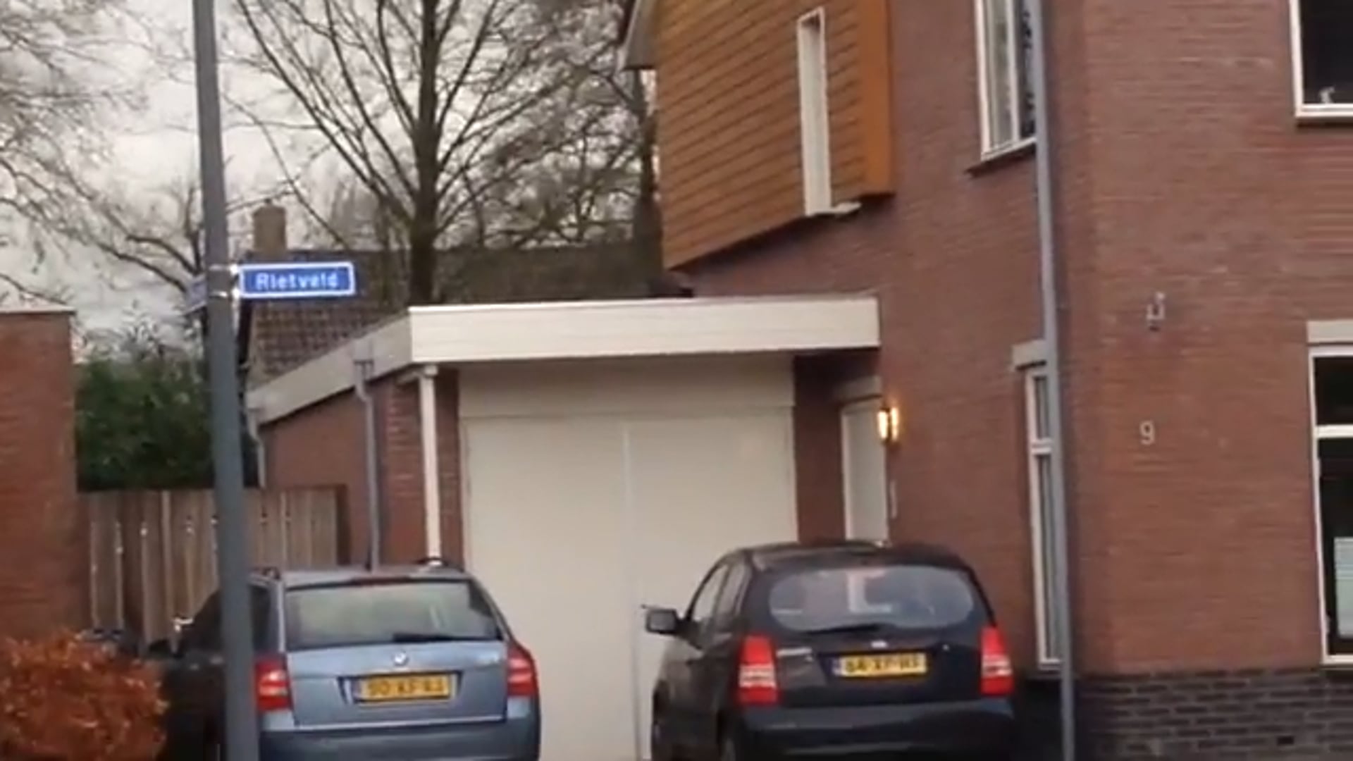 Bewoners Elderveld in Nieuw-Roden verbolgen over bijzondere parkeerplaats 2014