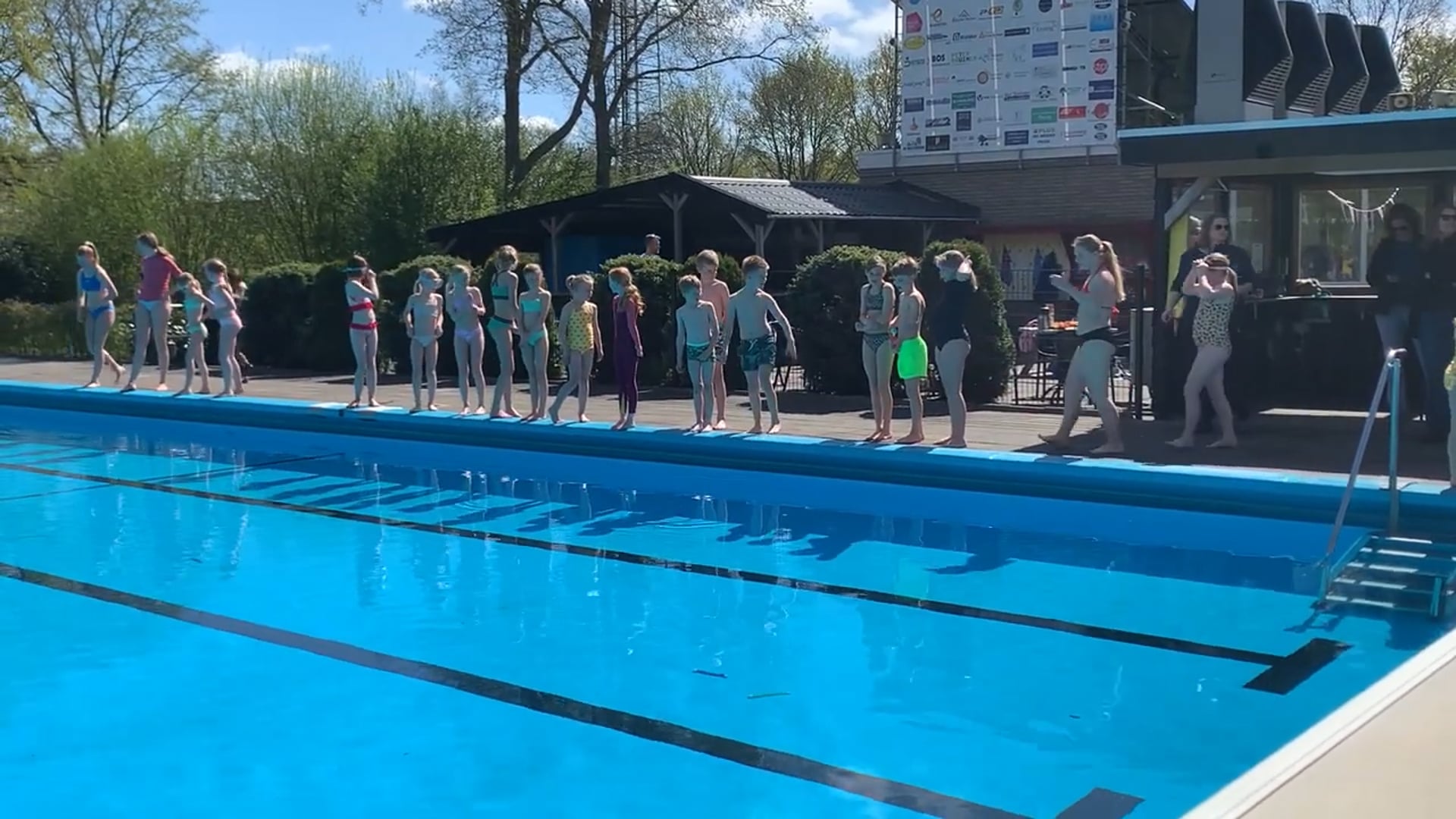 Peizer Zomerbad luidt 55e seizoen in met zon, spel en veel enthousiasme