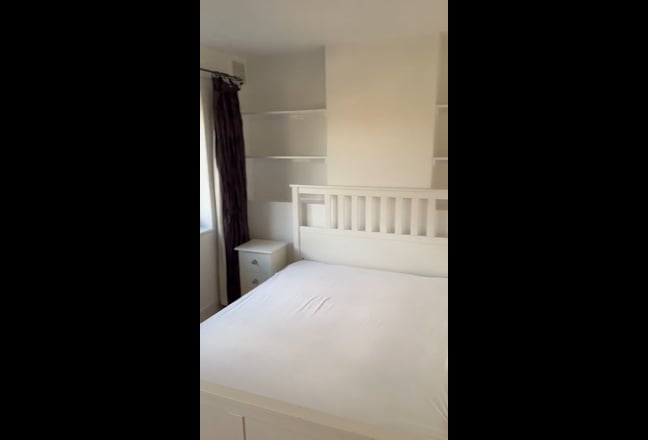 Beautiful apartment close to tubes and buses Main Photo